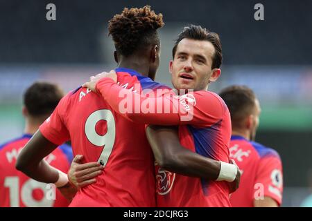 NEWCASTLE UPON TYNE, ANGLETERRE - 21 NOVEMBRE : Tammy Abraham, de Chelsea, célèbre le deuxième but de Chelsea lors du match de la Premier League entre Newcastle United et Chelsea au St. James Park le 21 novembre 2020 à Newcastle upon Tyne, Royaume-Uni. Les stades sportifs du Royaume-Uni restent soumis à des restrictions strictes en raison de la pandémie du coronavirus, car les lois de distanciation sociale du gouvernement interdisent aux fans à l'intérieur des lieux, ce qui entraîne des matchs à huis clos. (Photo par MB Media) Banque D'Images