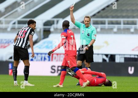 NEWCASTLE UPON TYNE, ANGLETERRE - NOVEMBRE 21 : Jacob Murphy de Newcastle est réservé par l'arbitre Craig Pawson après son attaque sur Mason Mount of Chelsea lors du match de la première Ligue entre Newcastle United et Chelsea au St. James Park le 21 novembre 2020 à Newcastle upon Tyne, Royaume-Uni. Les stades sportifs du Royaume-Uni restent soumis à des restrictions strictes en raison de la pandémie du coronavirus, car les lois de distanciation sociale du gouvernement interdisent aux fans à l'intérieur des lieux, ce qui entraîne des matchs à huis clos. (Photo par MB Media) Banque D'Images