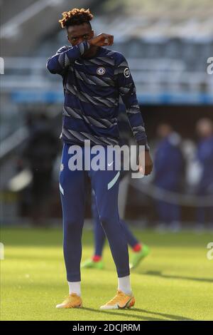 NEWCASTLE UPON TYNE, ANGLETERRE - 21 NOVEMBRE : Tammy Abraham (Chelsea) lors du match de la première ligue entre Newcastle United et Chelsea au parc St. James le 21 novembre 2020 à Newcastle upon Tyne, Royaume-Uni. Les stades sportifs du Royaume-Uni restent soumis à des restrictions strictes en raison de la pandémie du coronavirus, car les lois de distanciation sociale du gouvernement interdisent aux fans à l'intérieur des lieux, ce qui entraîne des matchs à huis clos. (Photo par MB Media) Banque D'Images