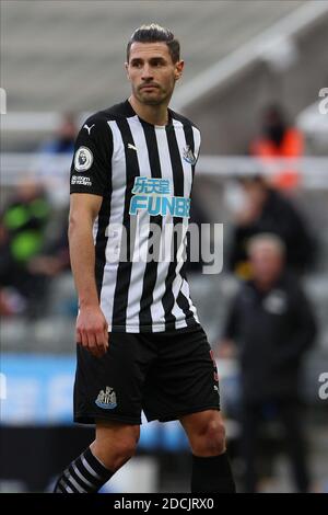 NEWCASTLE UPON TYNE, ANGLETERRE - NOVEMBRE 21 : Fabian Schär de Newcastle lors du match de la Premier League entre Newcastle United et Chelsea au St. James Park le 21 novembre 2020 à Newcastle upon Tyne, Royaume-Uni. Les stades sportifs du Royaume-Uni restent soumis à des restrictions strictes en raison de la pandémie du coronavirus, car les lois de distanciation sociale du gouvernement interdisent aux fans à l'intérieur des lieux, ce qui entraîne des matchs à huis clos. (Photo par MB Media) Banque D'Images