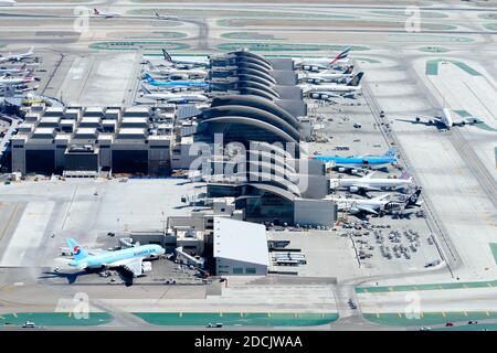 VUE aérienne DU LAX Tom Bradley International terminal TBIT à l'aéroport international de Los Angeles. LE terminal de l'aéroport DE TBIT est très fréquenté par les vols internationaux. Banque D'Images