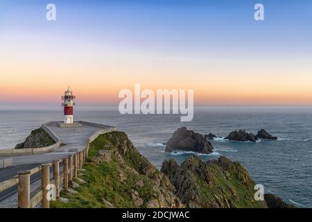 Le phare de Cabo Ortegal sur la côte de la Galice à lever du soleil Banque D'Images