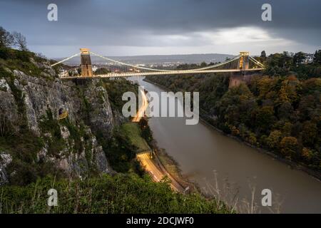 Des nuages orageux survoguez le pont suspendu de Clifton à la tombée de la nuit à Bristol. Banque D'Images