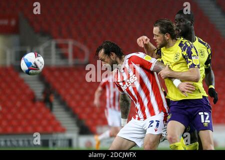 Stoke on Trent, Royaume-Uni. 21 novembre 2020. Steven Fletcher de Stoke City protège le ballon. EFL Skybet Championship Match, Stoke City et Huddersfield Town au stade Bet365 à Stoke on Trent le samedi 21 novembre 2020. Cette image ne peut être utilisée qu'à des fins éditoriales. Utilisation éditoriale uniquement, licence requise pour une utilisation commerciale. Aucune utilisation dans les Paris, les jeux ou les publications d'un seul club/ligue/joueur.pic par Chris Stading/Andrew Orchard sports Photography/Alamy Live News crédit: Andrew Orchard sports Photography/Alamy Live News Banque D'Images