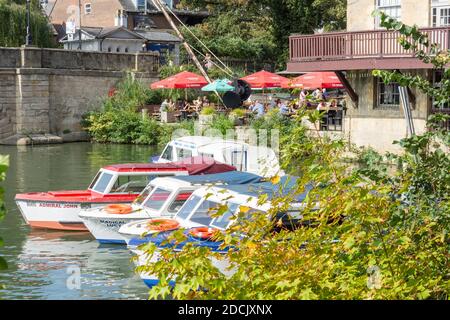 Bateaux de croisière et café sur la rivière Avon depuis Christchurch Meadow Walk, Oxford, Oxfordshire, Angleterre, Royaume-Uni Banque D'Images