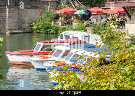 Bateaux de croisière et café sur la rivière Avon depuis Christchurch Meadow Walk, Oxford, Oxfordshire, Angleterre, Royaume-Uni Banque D'Images