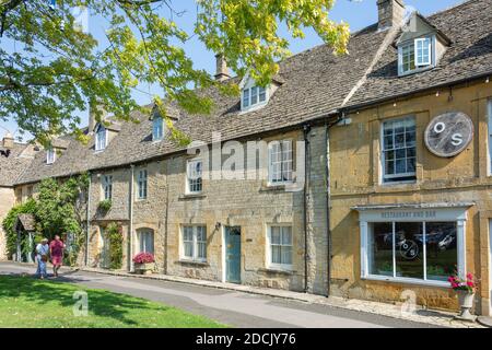 Restaurant et maisons, Market Square, Stow-on-the-Wold, Gloucestershire, Angleterre, Royaume-Uni Banque D'Images