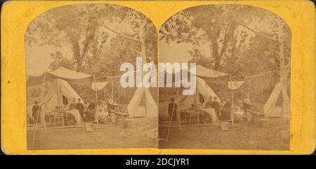 Une famille assise sous un auvent, tentes au-delà., image fixe, stéréographes, 1850 - 1930 Banque D'Images