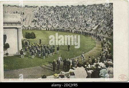 Anciens élèves, Harvard Class Day Exercises, entring Stadium, Cambridge, Massachusetts, image fixe, cartes postales, 1898 - 1931 Banque D'Images