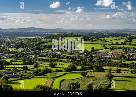 Le soleil brille sur la colline de Doverow, le village de Stonehouse et le paysage pastoral de la vallée de Severn dans le Gloucestershire. Banque D'Images