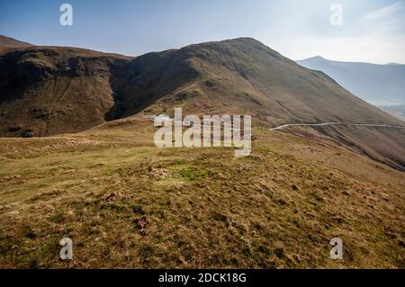 Une étroite voie de passage de montagne traverse Newlands Hause entre les vallées de Buttermere et de Newlands dans le Lake District d'Angleterre. Banque D'Images