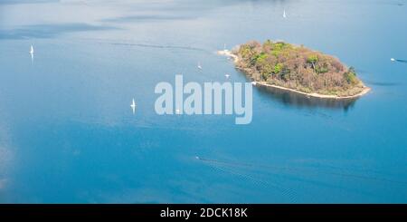 Des bateaux naviguent autour de la petite île boisée de St Herbert, dans le lac Derwent Water, vue depuis la montagne de Catbells, dans le district des lacs d'Angleterre. Banque D'Images