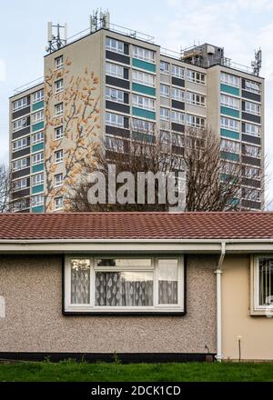 Un immeuble de la tour de la propriété du conseil s'élève derrière un bungalow en béton à Shirehampton, une banlieue du nord-ouest de Bristol. Banque D'Images