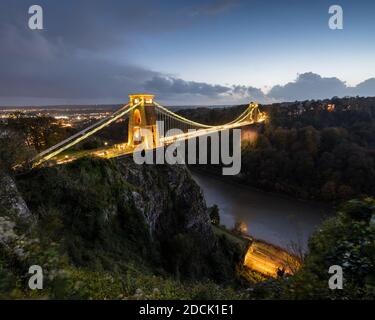 Des nuages orageux survoguez le pont suspendu de Clifton à la tombée de la nuit à Bristol. Banque D'Images