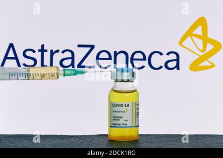 MALLORCA/ESPAGNE- novembre 21 2020 : AstraZeneca recherche le vaccin coronavirus (Covid 19). Rangée de flacons de vaccins avec logo de la société AstraZeneca flou Banque D'Images