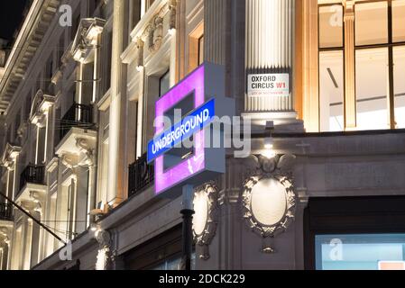 Sony PlayStation 5 PS5 Launch Underground Station Entrance Sign boutons icônes logo Night Neon Lights à Oxford Circus, West End, Londres, WC1 Banque D'Images