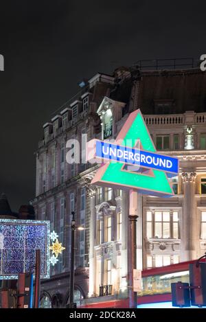 Sony PlayStation 5 PS5 Launch Underground Station Entrance Sign boutons icônes logo Night Neon Lights à Oxford Circus, West End, Londres, WC1 Banque D'Images