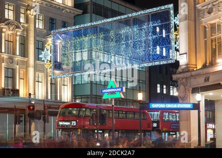 Sony PlayStation 5 PS5 Launch Underground Station Entrance Sign boutons icônes logo Night Neon Lights à Oxford Circus, West End, Londres, WC1 Banque D'Images