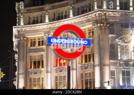 Sony PlayStation 5 PS5 Launch Underground Station Entrance Sign boutons icônes logo Night Neon Lights à Oxford Circus, West End, Londres, WC1 Banque D'Images