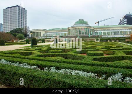 Jardin botanique impressionnant dans le centre-ville de Bruxelles à la fin de l'automne avec statues et serre Banque D'Images