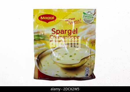 German Maggi instant produits sur fond blanc appartenant à Nestlé. Maggi est une marque internationale de soupes, de stocks, de cubes de bouillon, de ketchup, de sauces, Banque D'Images