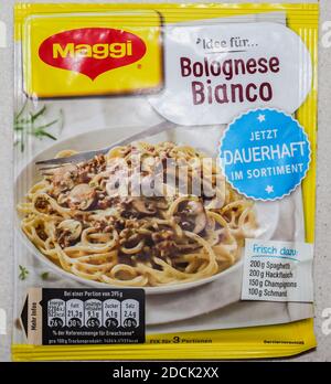 German Maggi instant produits sur fond blanc appartenant à Nestlé. Maggi est une marque internationale de soupes, de stocks, de cubes de bouillon, de ketchup, de sauces, Banque D'Images