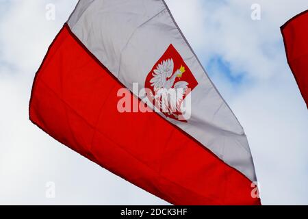 Drapeau polonais blanc et rouge contre un ciel nuageux Banque D'Images