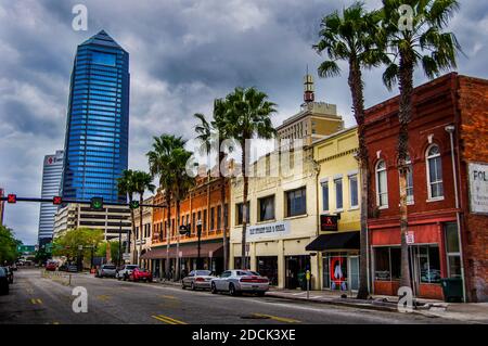 Jacksonville, FL--18 mars 2018 ; le centre-ville présente un mélange d'architecture historique et moderne le long de rues bordées de palmiers Banque D'Images