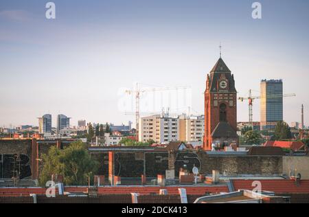 Cityscape vue sur Berlin Neukölln avec le Martin Luther Kirche dans l'avant-plan et l'Treptowers en arrière-plan en 2017, Berlin, Allemagne Banque D'Images