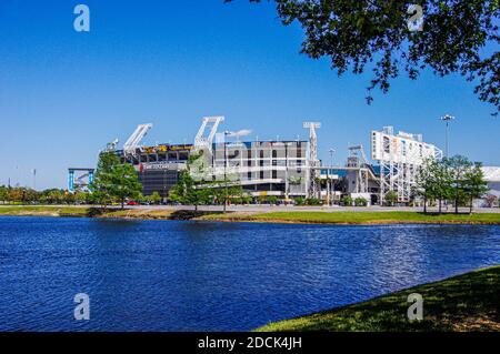 Jacksonville, FL--18 mars 2018 ; vue sur Everbank Field, stade de l'équipe de football Jaguars NFL, dans le centre-ville avec étang et paysage en premier plan. Banque D'Images