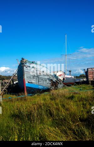 Une des nombreuses épaves de bateaux sur la rivière Wyre à Skippool Creek. Banque D'Images