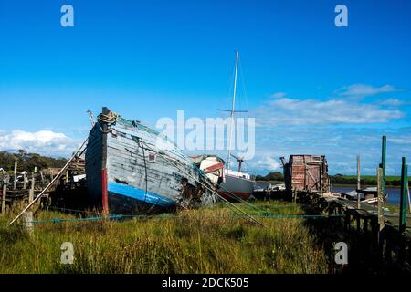 Une des nombreuses épaves de bateaux sur la rivière Wyre à Skippool Creek. Banque D'Images