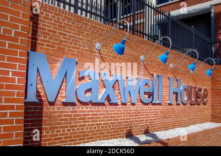 Jacksonville, FL--18 mars 2018; affiche de marque de café Maxwell House en acier inoxydable sur le mur extérieur de l'usine de torréfaction de café du centre-ville. Banque D'Images