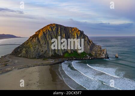 À l'aube, l'océan Pacifique rencontre le littoral emblématique de Morro Bay, en Californie. Cette partie de la Californie centrale est connue pour sa belle côte. Banque D'Images