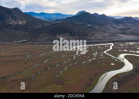 Des canaux étroits serpentent à travers un magnifique estuaire en Californie centrale. Les estuaires se forment lorsque le ruissellement d'eau douce se rencontre et se mélange à l'eau de mer. Banque D'Images