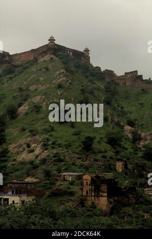 La colline d'Aravalli et une partie du mur du fort Jaigarh vu du fort d'Amer à Rajashtan, en Inde. Banque D'Images