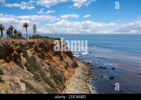 Vue sur le phare de point Vincente avec ciel nuageux à Rancho Palos Verdes, Californie. Banque D'Images