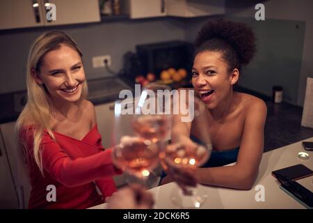 blonde caucasienne et amie afro-américaine, grimace, souriant, regardant la caméra. contact visuel Banque D'Images