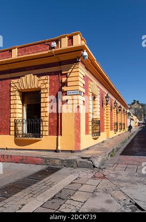 Coin de rue avec architecture de style colonial, San Cristobal de las Casas, Chiapas, Mexique. Banque D'Images