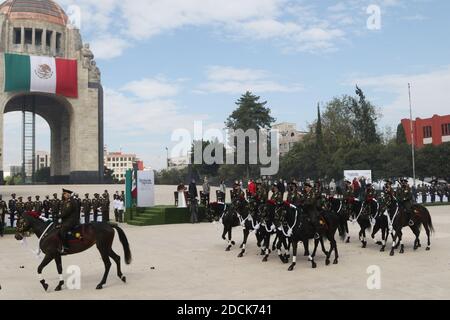 Mexico, Mexique. 20 novembre 2020. MEXICO, MEXIQUE - 20 NOVEMBRE : le président mexicain Andres Manuel Lopez Obrador dirige la cérémonie pour commémorer le 110 anniversaire de la révolution mexicaine à Monumento de Revolucion le 20 novembre 2020 à Mexico, Mexique (photo d'Eyepix Group/Pacifi Press) crédit : Pacific Press Media production Corp./Alamy Live News Banque D'Images