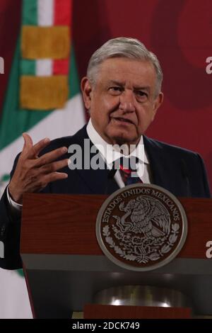 Mexico, Mexique. 18 novembre 2020. MEXICO, MEXIQUE - 18 NOVEMBRE : le président mexicain Andres Manuel Lopez Obrador s'exprime lors d'une conférence de presse sur l'extradition de l'ancien secrétaire à la Défense Salvador Cienfuegos au Palais national le 18 novembre 2020 à Mexico (photo de Eyepix Group/Pacifi Press) crédit : Pacific Press Media production Corp./Alamy Live News Banque D'Images