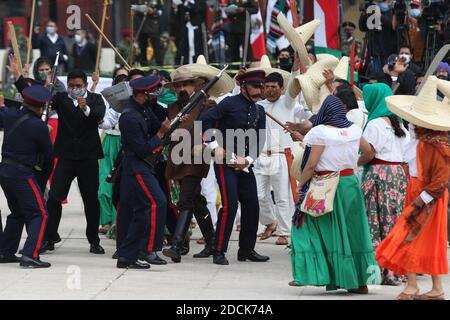 Mexico, Mexique. 20 novembre 2020. MEXICO, MEXIQUE - 20 NOVEMBRE : des personnes représentent des scènes de la Révolution mexicaine lors d'une cérémonie commémorant le 110 anniversaire de la Révolution mexicaine à Monumento de Revolucion le 20 novembre 2020 à Mexico, Mexique (photo d'Eyepix Group/Pacifi Press) Credit: Pacific Press Media production Corp./Alay Live News Banque D'Images