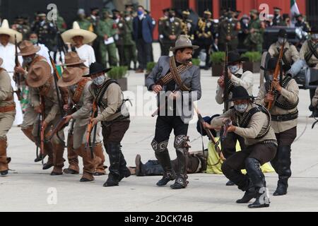 Mexico, Mexique. 20 novembre 2020. MEXICO, MEXIQUE - 20 NOVEMBRE : des personnes représentent des scènes de la Révolution mexicaine lors d'une cérémonie commémorant le 110 anniversaire de la Révolution mexicaine à Monumento de Revolucion le 20 novembre 2020 à Mexico, Mexique (photo d'Eyepix Group/Pacifi Press) Credit: Pacific Press Media production Corp./Alay Live News Banque D'Images