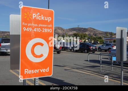 Panneau de la zone de ramassage extérieur Walmart dans le parking d'un magasin à Foothill Ranch, Californie, États-Unis Banque D'Images