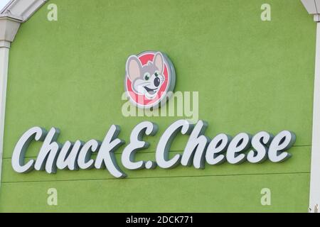 Affiche et logo Chuck E Cheese pour l'extérieur. Restaurant familial américain et fête d'enfants à Foothill Ranch, Californie, États-Unis Banque D'Images