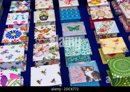 Bijoux colorés petites boîtes carrées avec différents motifs alignés au stand du marché Banque D'Images