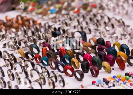 Gros plan sur les anneaux colorés stall dans le bazar. Bijoux de rue Banque D'Images