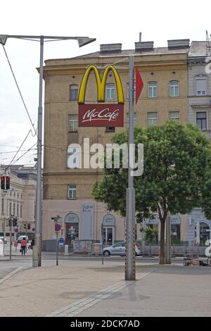 Vienne, Autriche - 12 juillet 2015 : panneau MC Cafe pour le restaurant McDonald's fast food à Wien, Autriche. Banque D'Images