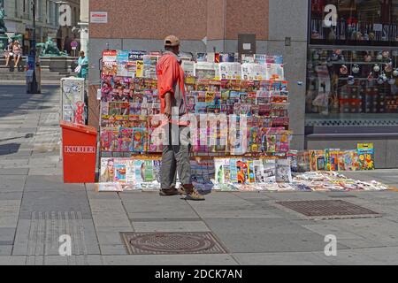 Vienne, Autriche - 12 juillet 2015 : vendeur de journaux au stand de Graben Street à Wien, Autriche. Banque D'Images