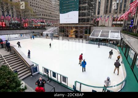 Manhattan, New York, États-Unis. 21 novembre 2020. Vue d'ensemble de la patinoire du Rockefeller Center lors de son ouverture au patinage lors de la pandémie Covid-19 à Manhattan, New York. Crédit obligatoire : Kostas Lymperopoulos/CSM/Alay Live News Banque D'Images